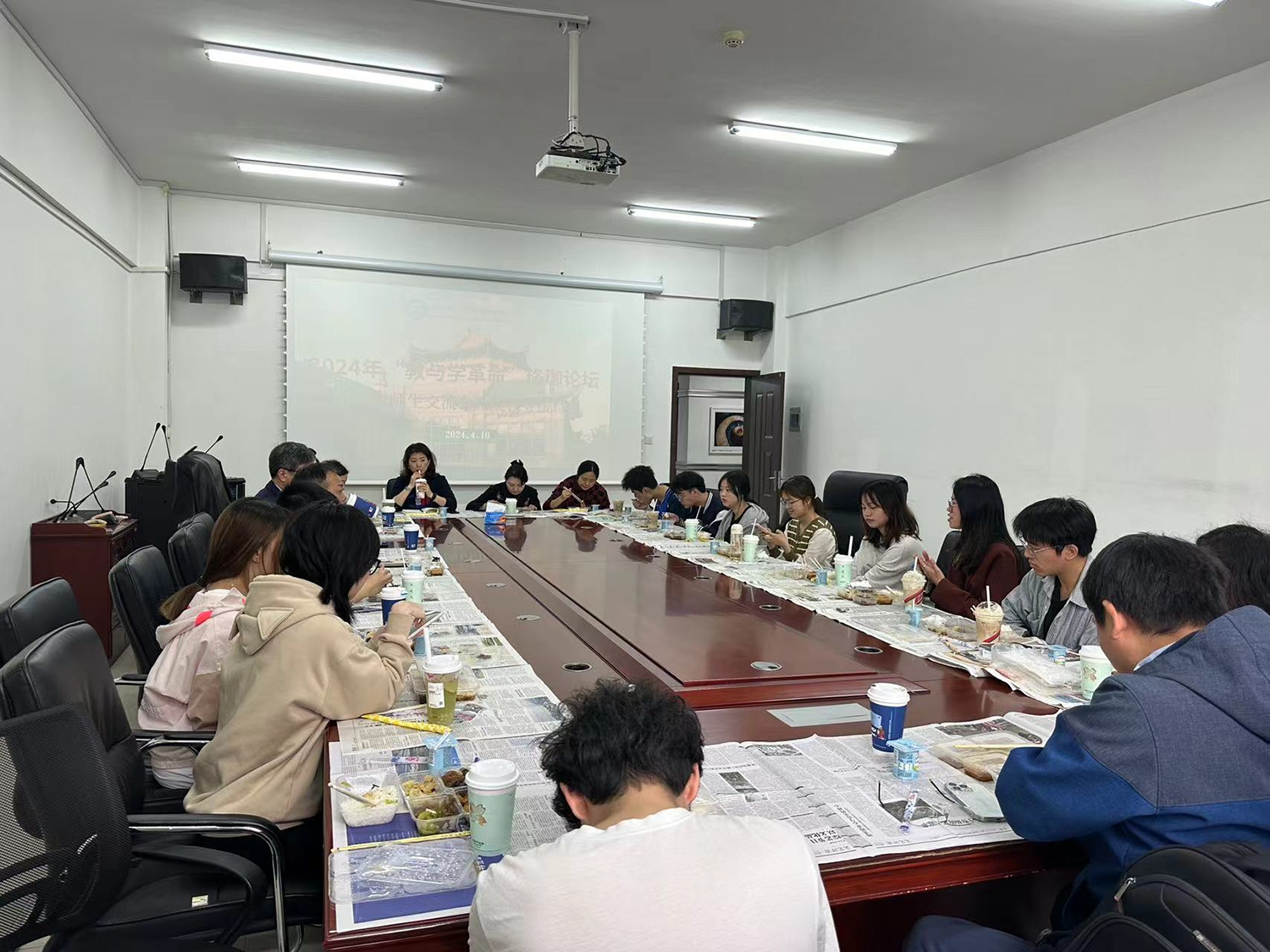 太阳成集团tyc33455cc召开2022级师生交流会暨院领导接待日